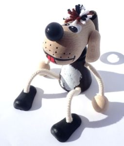 Hundespielzeug im Frühling Holzspielzeug