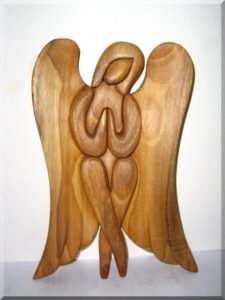 Statuette, sitzender Engel aus Holz. 24 cm