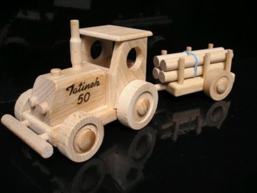 Holzgeschenke Landwirtschaftstraktor mit Abstellgleis