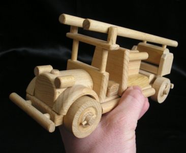 Holzgeschenke für Feuerwehrleute Auto auf Sockel