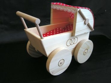 Retro-Kinderwagen aus Holz für Puppen. Holzspielzeug für Mädchen.
