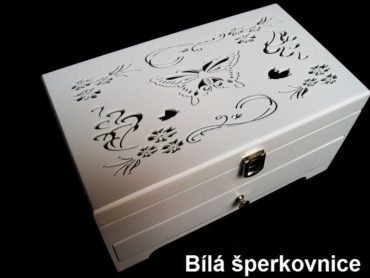 Weiße hölzerne Schmuckschatulle mit Schubladen und Schmetterlingsdekoration