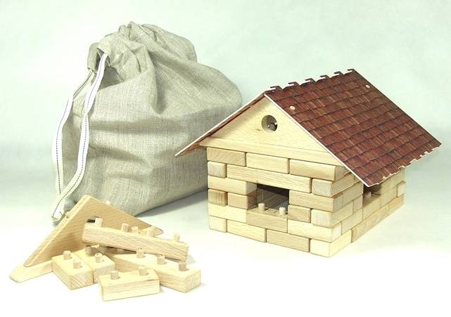 Holzbausteine ​​- ein Haus aus Holzklötzen