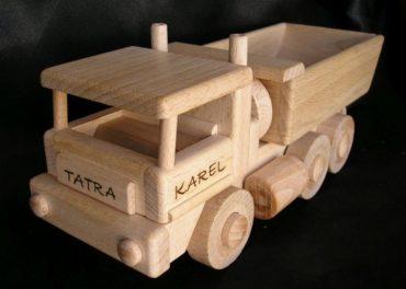 Tatra-Lastwagen und Bulldozer aus Holzspielzeug