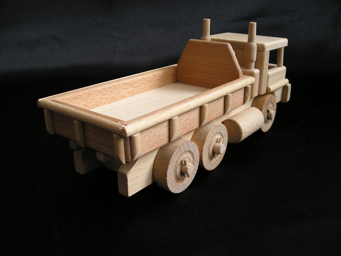 Der Spielzeug-Holzlastwagen verfügt über einen Kippbehälter und der Bobík-Lader über einen funktionierenden beweglichen Löffel. Hergestellt aus strapazierfähigem und hartem Buchenholz. Die Oberfläche ist nur natürlich gewachst und poliert – keine Chemikalien. Die verwendeten Klebstoffe garantieren eine hohe Festigkeit der verbundenen Teile. Die beweglichen Teile des Spielzeugs sind nett zu Kindern. Umweltfreundliches Spielzeug / Modell mit allen Sicherheitszertifikaten. Das Spielzeug wird für immer halten und für immer eine Erinnerung für Kinder und Eltern für den größten Teil des Lebens sein. Das professionelle Design der Geschenkbox mit einer Größe von 40x14x15 cm verstärkt das wunderbare Erlebnis präzise gefertigter Holzmodelle / -spielzeuge. Der innere grafische Einsatz der Box ist ebenso konstruiert wie eine schöne farbige Bühne, die sich hervorragend für andere Kinderspiele für Jungen und Mädchen eignet.