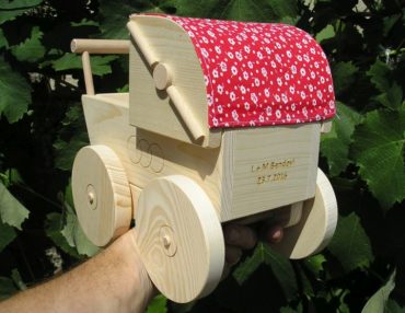 Retro-Kinderwagen aus Holz für Puppen. Holzspielzeug für Mädchen.