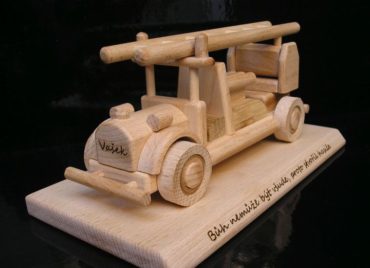 Holzgeschenke für Feuerwehrleute Auto auf Sockel