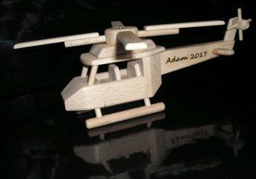 Hubschrauber für Hubschrauberpiloten auf Stand Holzgeschenke Geschenke und Spielzeug