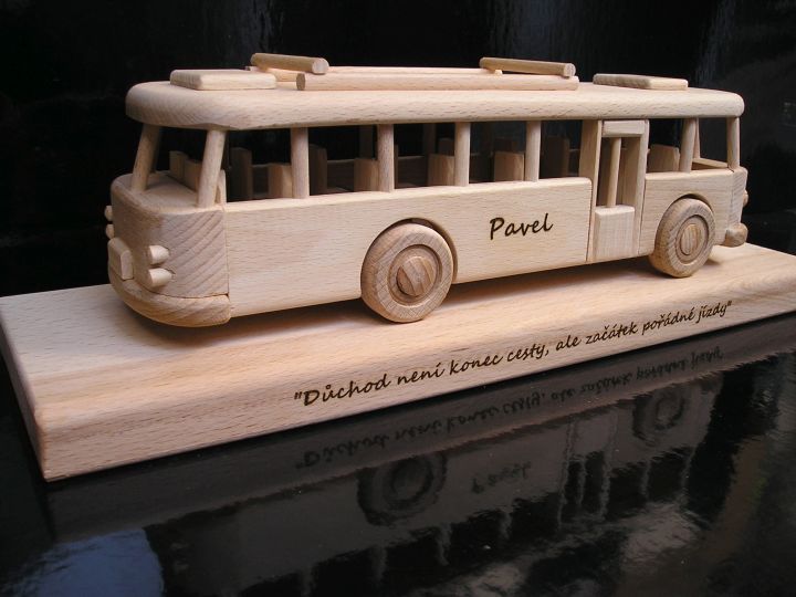 Holzbus, Bus mit Sockel, Spielzeug,  ein Luxus Geschenk für Busfahrer