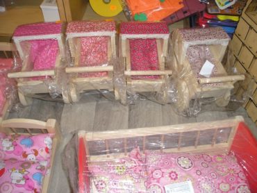 Retro-Kinderwagen aus Holz für Puppen. Holzspielzeug für Mädchen.