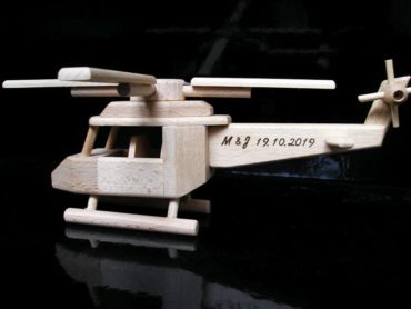 Hubschrauber für Hubschrauberpiloten auf Stand Holzgeschenke Geschenke und Spielzeug