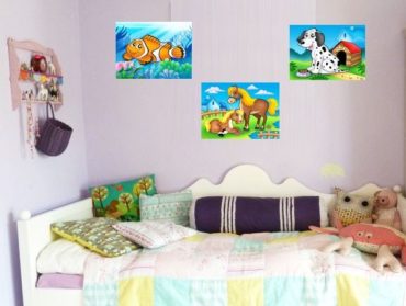 Kinderbilder an der Wand im Raum