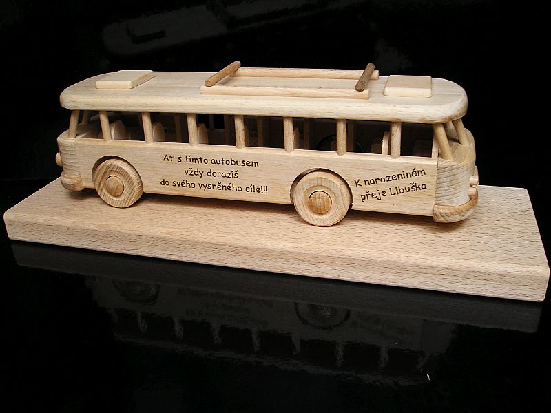 Holzbus, Bus mit Sockel, Spielzeug,  ein Luxus Geschenk für Busfahrerov a zamestnancov dopravných firiem.