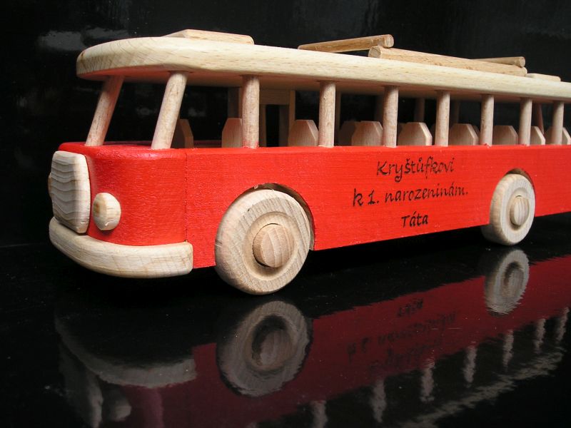 Holzgeschenk rot bus
