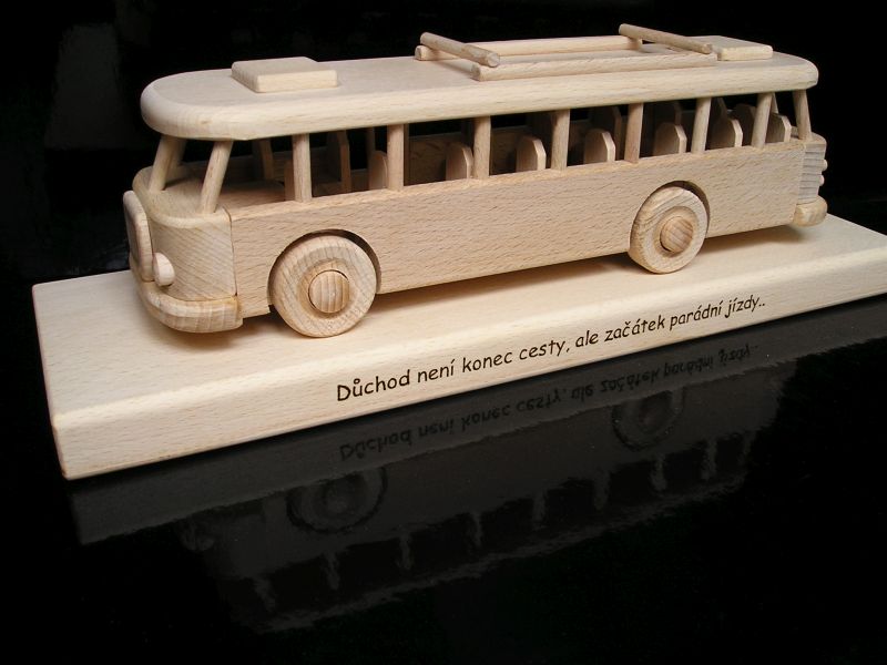 Drevené darčeky pre vodičov autobusov a zamestnancov dopravných firiem.
