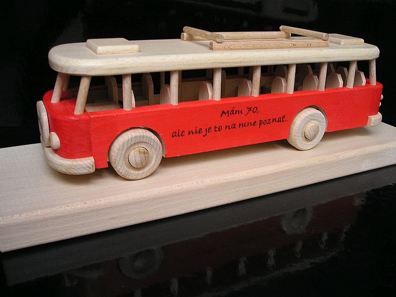 Roter Bus auf einem Podest Holzgeschenk, Spielzeug