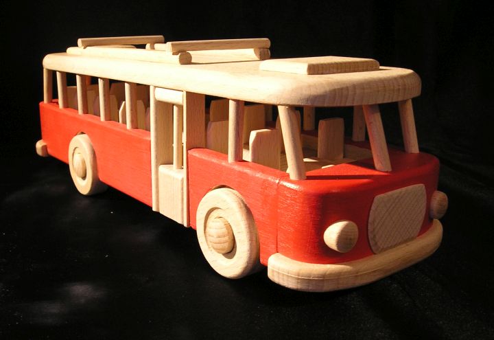 RTO Holz, Busspielzeug  Holzspielzeugbus in roter Farbe  Premiere eines schönen tschechoslowakischen Holz-RTO-Busses in holzfarbenem Sprühdesign. Länge 32 cm. Der Bus hat seinen typischen Motor neben dem Fahrer. Es ist voll mobil und auch gegen leichtere Hämmer Ihrer Kinder beständig.