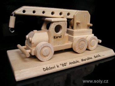 Autokran auf einer Figur, ein Geschenk für Kräne