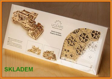 Der Mähdrescher ist ein 3D-Bausteinmodell aus Holz, das verschiedene Variationen (Varianten) der Mechanik bietet. Beim Fahren des Mähdreschers dreht sich die Winde (Scheibe) wie im eigentlichen Prototyp. Das Modell verfügt über eine eingebaute Geheimbox im linken Teil der Kabine. Der mechanische Mähdrescher beginnt mit einer einfachen Bewegung oder einer schnellen Drehung des großen Hinterrads. Auf der anderen Seite der Kabine befindet sich ein Hebel, der verriegelt oder abgesenkt werden kann. Der Mähdrescher arbeitet nach dem (prinzipiellen) "Gummimotor". Tolles Geschenk für ältere Jungen