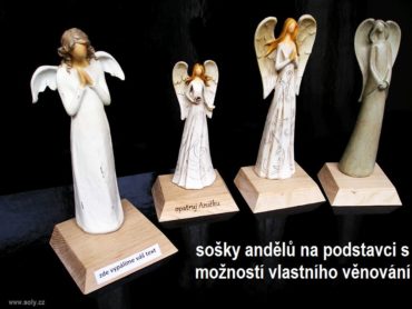 Statue eines Engels auf einem Sockel