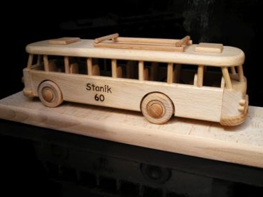 Drevený autobus hračka