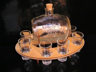 Glasfass mit Tassen Geschenke Weinkeller Brandy